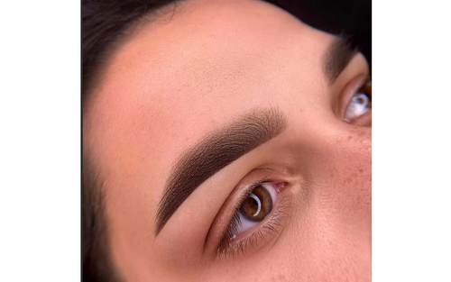 Permanent Make-up für volle Augenbrauen